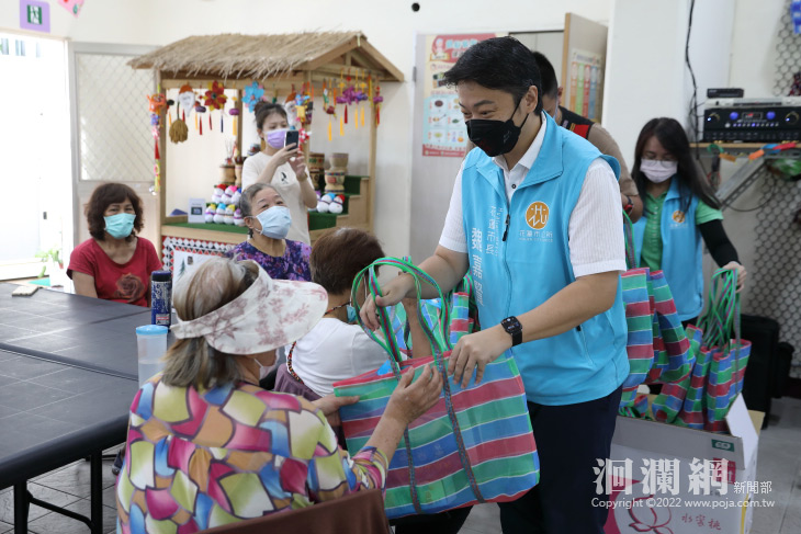 魏嘉賢贈福氣站父親節禮品　盼長者平安健康