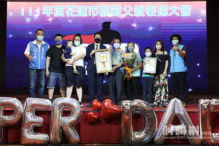 無所不能的英雄 花蓮市模範父親40人受獎表揚