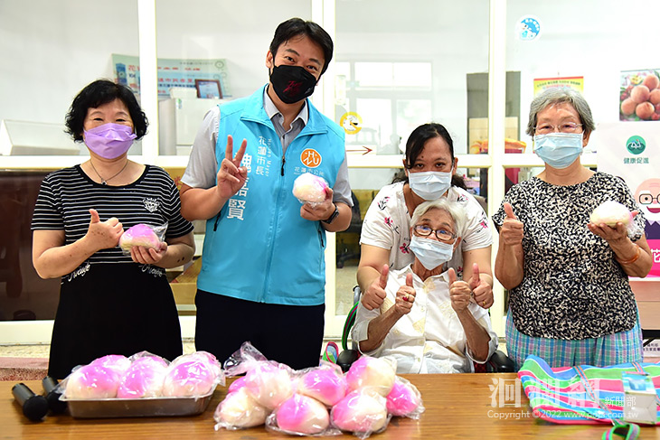 民孝社區關懷據點慶生會 邀魏嘉賢為長者祝福