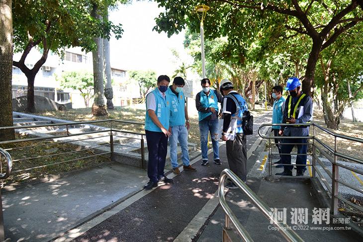 改善龍鳳公園環境設施 南側欄杆汰舊換新木平台