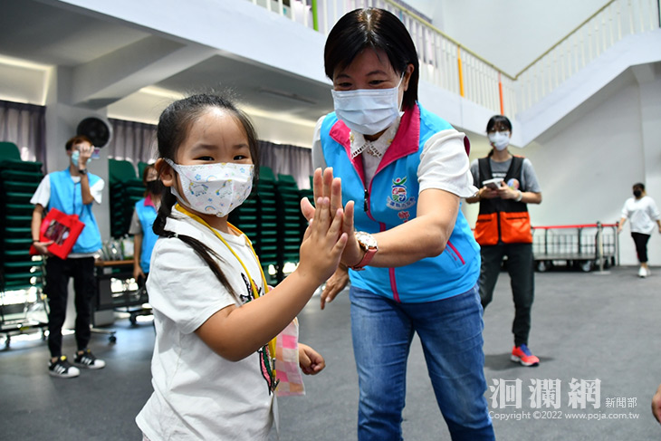 吉安鄉各校創意迎接開學日   游淑貞親贈新生入