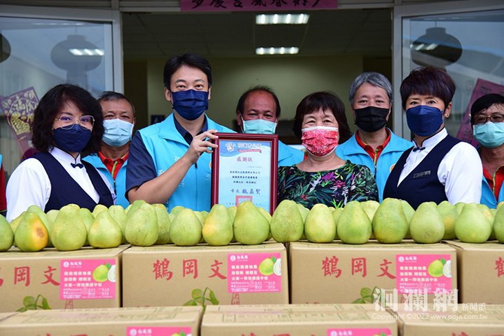 救柚農 松成號認購30多萬元鶴岡文旦轉贈清潔隊