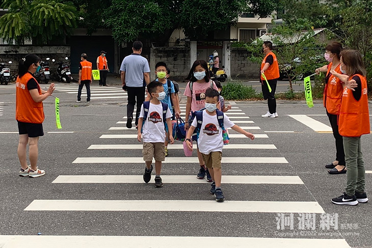 首創全校家長輪值交通導護志工，親師齊力附小上學