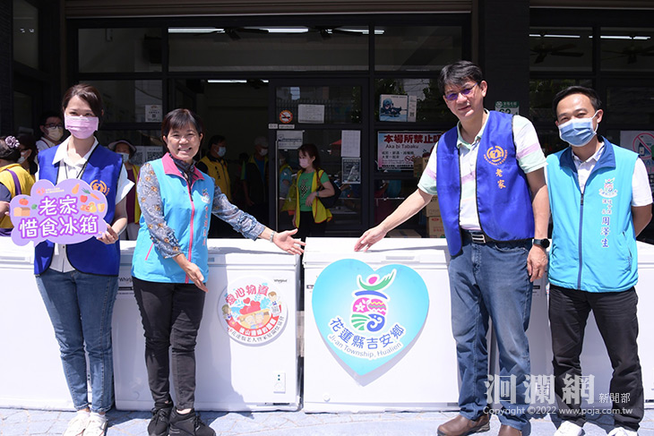 老家協會贈吉安鄉惜食冰箱，游淑貞感謝善心食品為