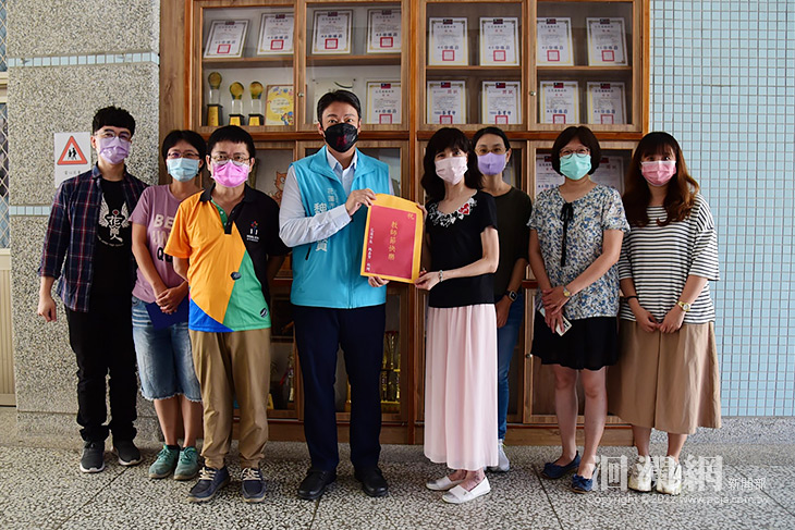 教師節前夕，魏嘉賢贈送敬師禮表達敬意