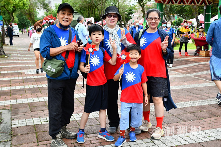 吉安鄉數千鄉親健走升旗唱國歌歡慶國慶日
