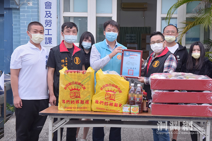 聖王堂捐物資予實物銀行，魏嘉賢致贈感謝狀肯定善