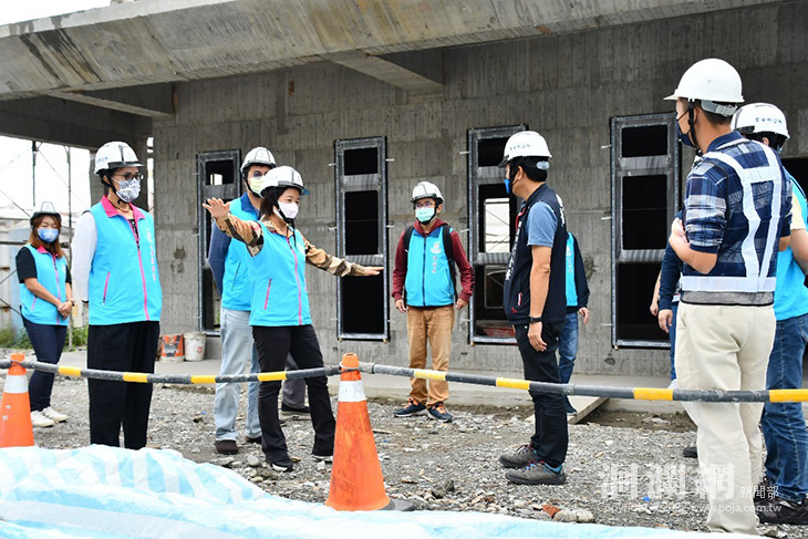 游淑貞檢視慶豐活動中心工程，為吉安建設品質把關
