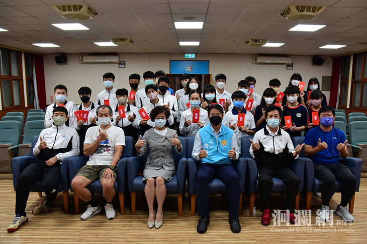 花蓮學子全中運表現優 魏嘉賢頒獎肯定