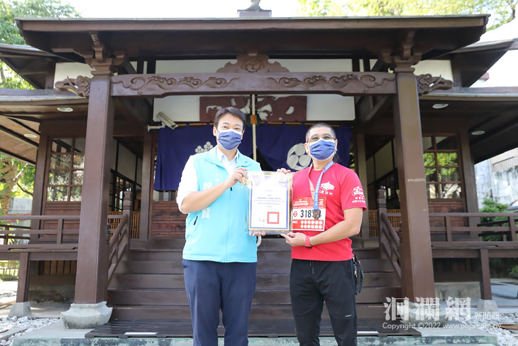 魏嘉賢頒獎感謝陳義正支持太平洋縱谷馬拉松活動