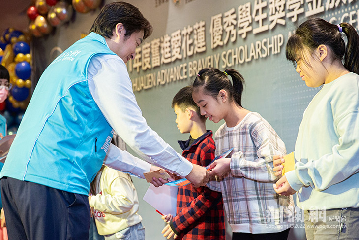 頒發奮進愛花蓮獎學金 魏嘉賢鼓勵學子奮發向上