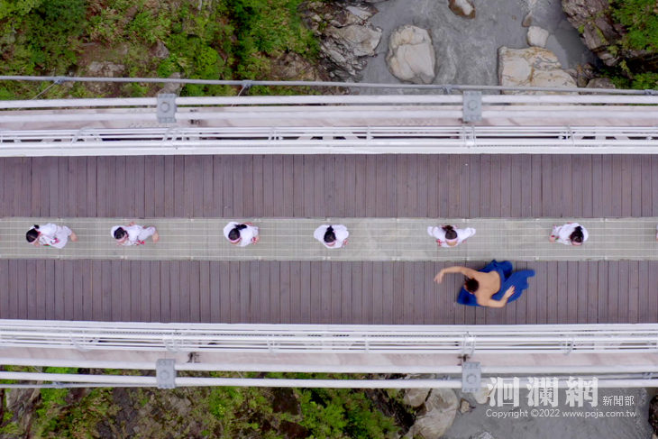 表演藝術家張逸軍_<a href=travel/taroko/2009-08-27/338.html target=_blank class=infotextkey>太魯閣</a>族景美國小古謠隊.jpg