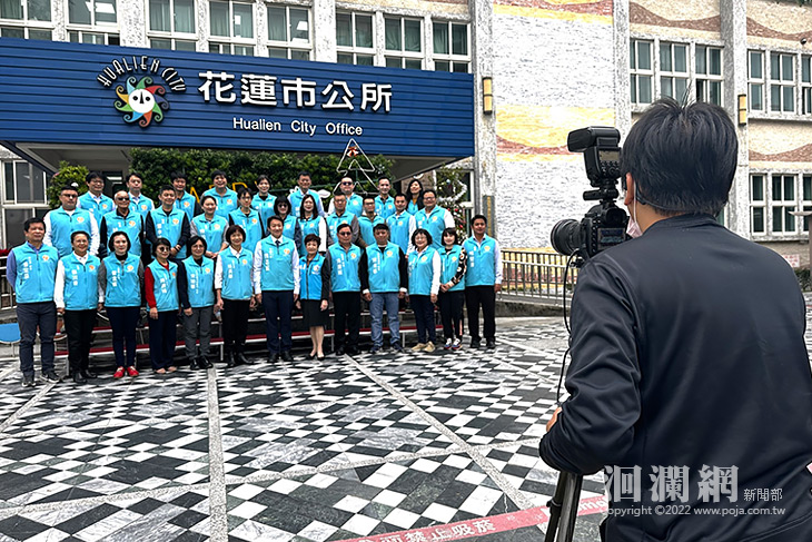 魏嘉賢卸任前與同仁及里長合影留念，感謝共譜城市