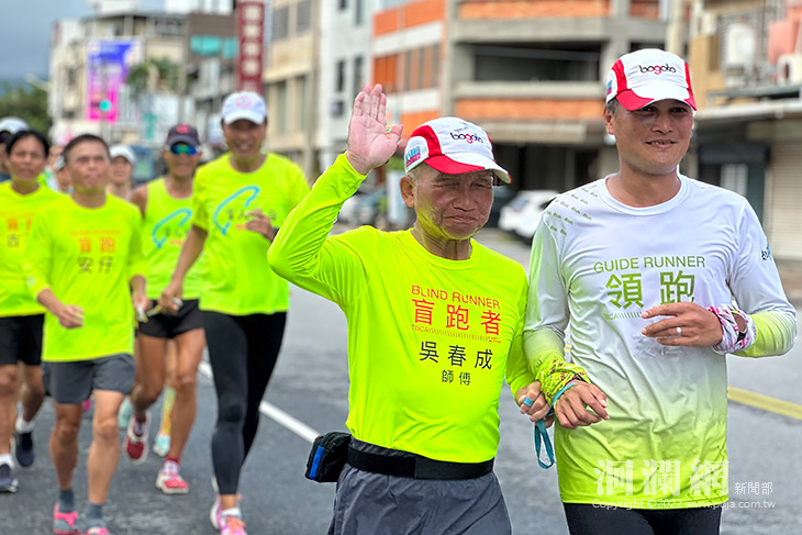盲人環台為公益而跑，第四度助花蓮家扶募1850份暖