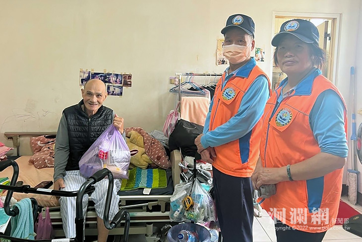 巡守隊親送獨居老人物資與關懷，吉安強固志工防護