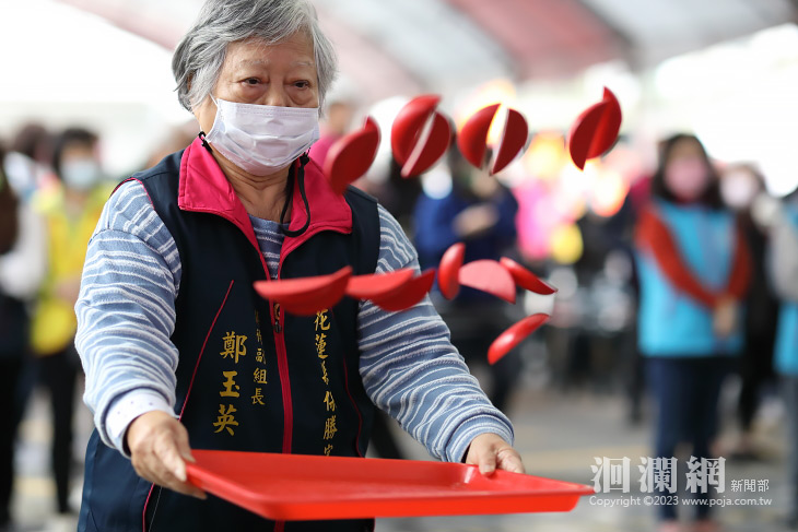 吉安鄉新春團拜，鄉親聚福境宮前擲筊大賽博大獎