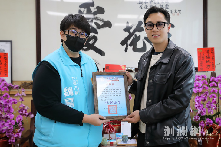 花蓮青年雕塑家名揚國際，魏嘉彥表揚黃駿鎔