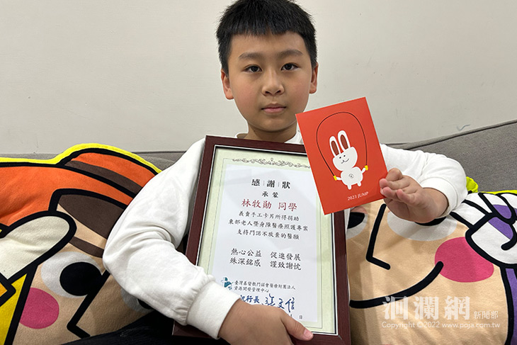 國小生義賣公益卡片 捐門諾醫院助偏鄉醫療