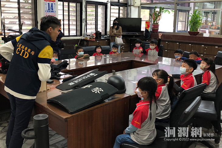 警察好帥!!東大附小幼兒園警局參訪爭相體驗