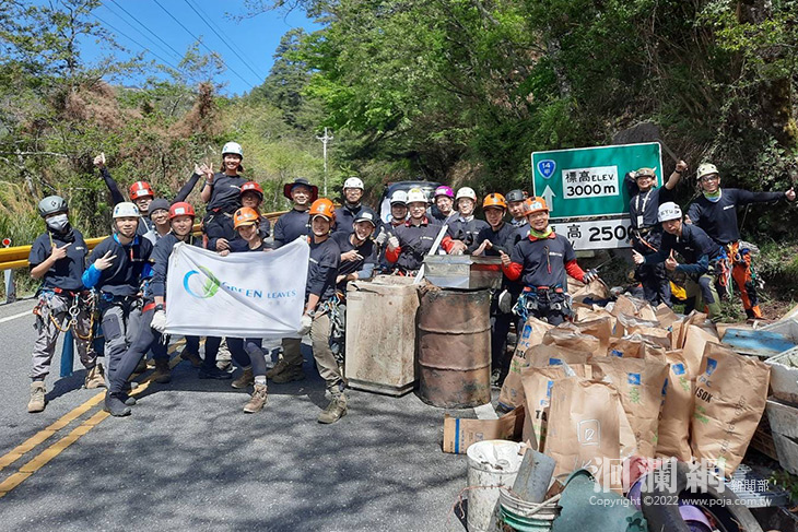 ”蜘蛛人”撿垃圾 大禹嶺清出4千公斤
