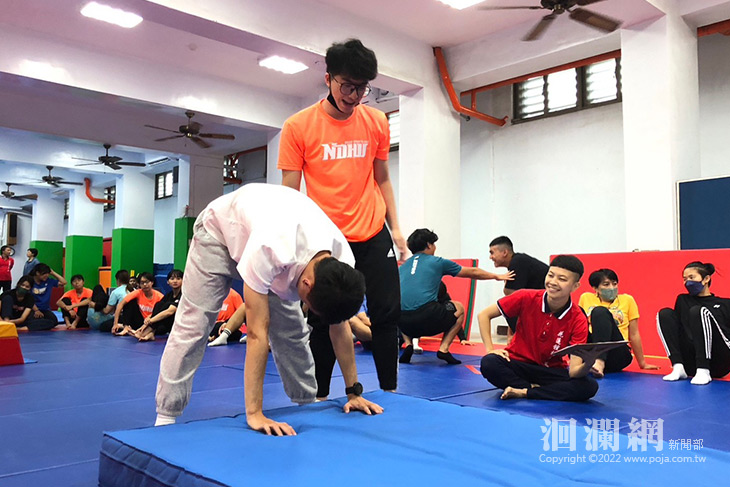 吉安國小「樂活運動站」兒童組合成體操課程運動