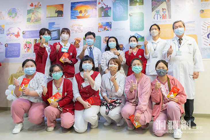 門諾醫院護理師手繪經文卡發表義賣 捐助東部護