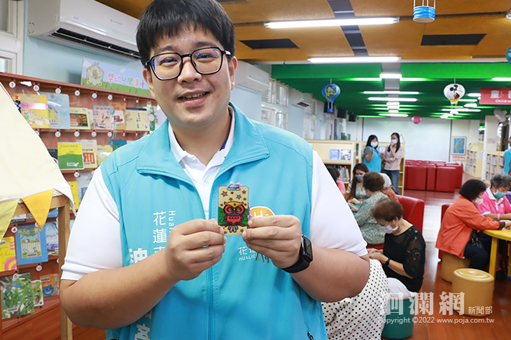 YWCA帶長者參訪市立圖書館  閱讀、手作樂趣多