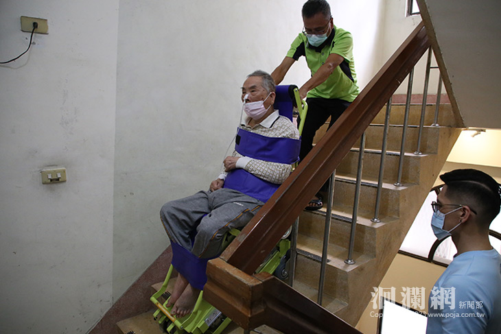 出借電動爬梯機   輔具資源中心助9旬翁輕鬆返家