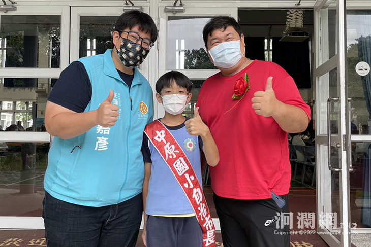 中原自治小市長陳蒔上任 魏嘉彥頒發當選證書