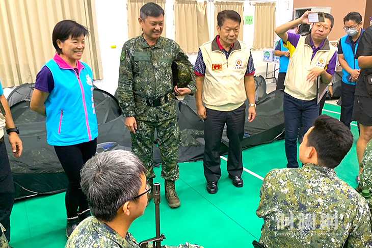 吉安鄉敬軍關懷團慰勞後備教召軍人游淑貞贈加菜