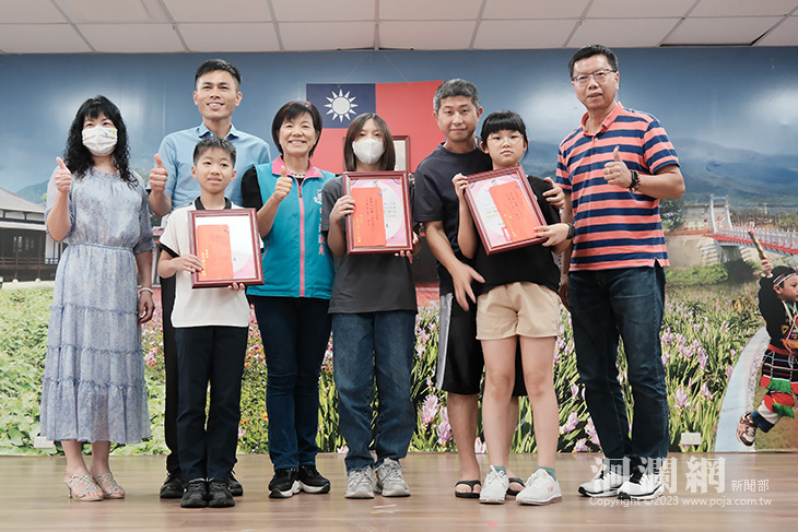 吉安鄉語文競賽各項優勝今頒獎表揚並親授旗進軍