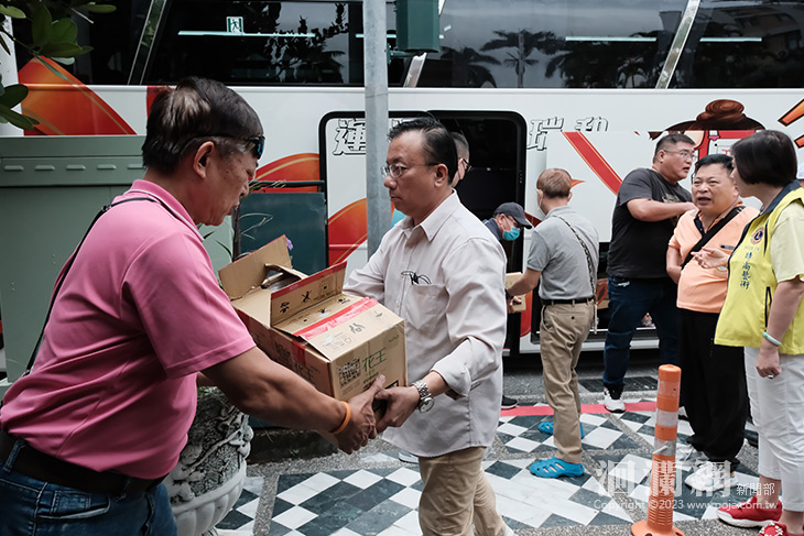 北市花蓮同鄉會回饋故里 贈實物銀行白米物資