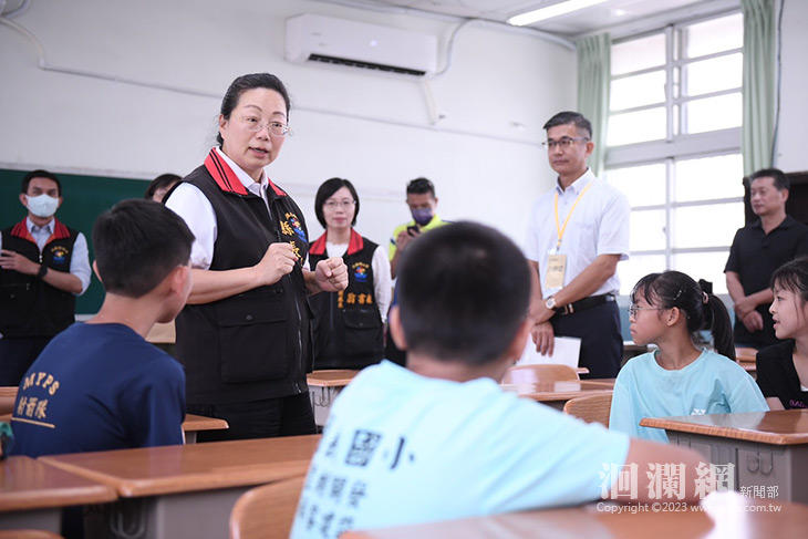 開學日即將到來 縣長徐榛蔚特別前往校園視察