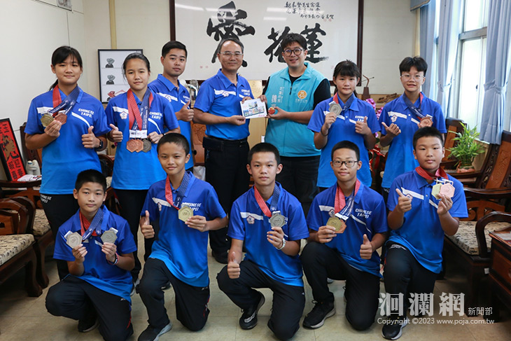 感謝協助射箭隊赴美參賽 中華國小至市公所致贈