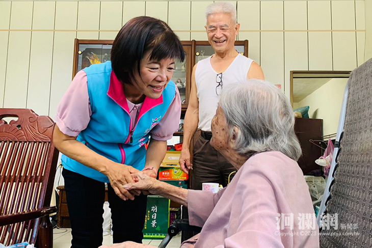游淑貞親贈112年足百歲人瑞金牌賀禮