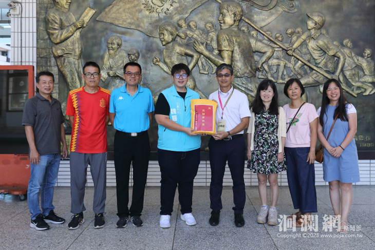 感謝教師辛勞奉獻 魏嘉彥致贈敬師禮