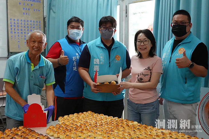 社區志工製作千顆蛋黃酥 里民甜在嘴暖在心