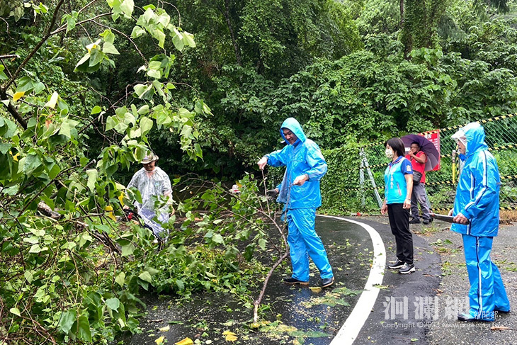 游淑貞清早檢視鄉鄰排除零星障礙，收容中心鄉親安