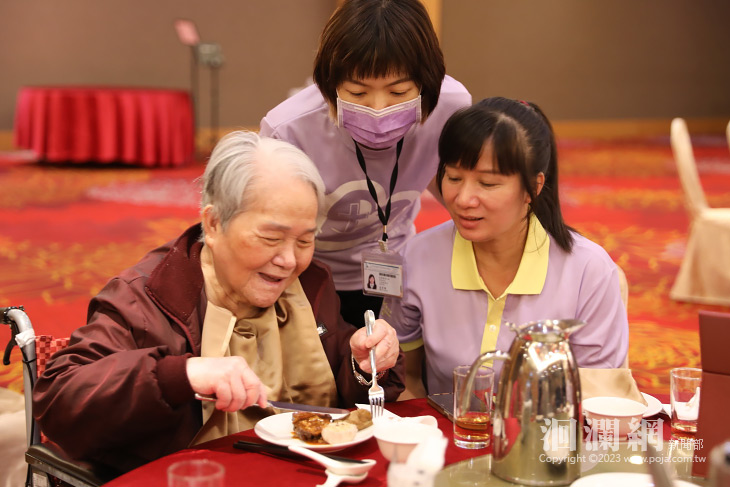 門諾攜手福容愛在重陽  宴請偏鄉長輩