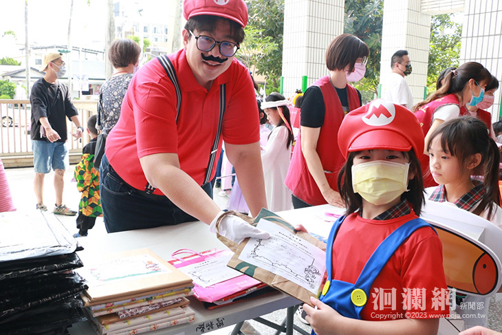 明義國小創意搞怪交換好書歡度萬聖節