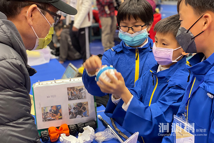 世界發明展成績出爐 東華附小一金一銀為國爭光