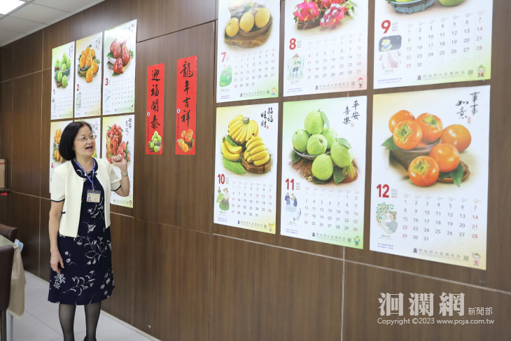 北區國稅局花蓮分局今天開放索取月曆 排人龍兌