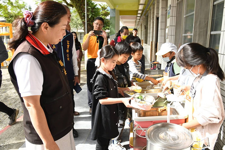 徐榛蔚視察富里國小泳池重建工程與營養午餐供餐