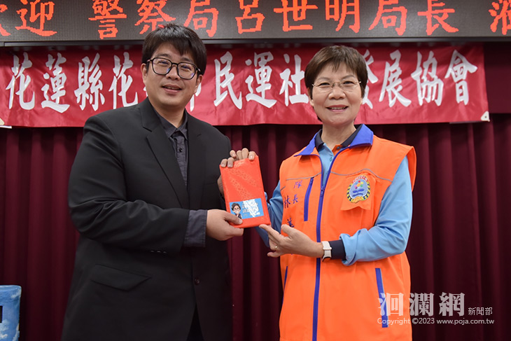 肯定守望績效，魏嘉彥赴民運巡守隊貼紅榜