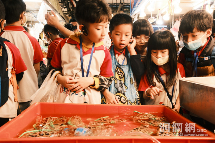 東華附小參訪花蓮市中華市場 魏嘉彥當地陪導覽