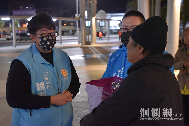 寒冬送暖，花蓮市啟動暖心專案贈街友保暖衣物及物