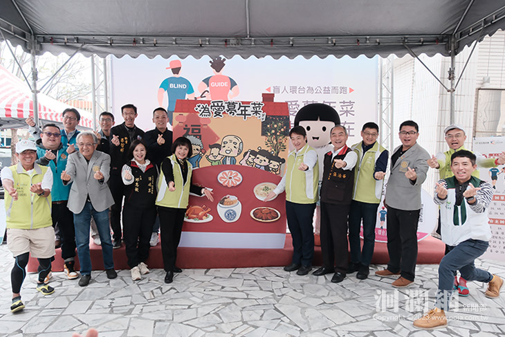 盲人環台五度跑進花蓮家扶中心助募2000份暖心套