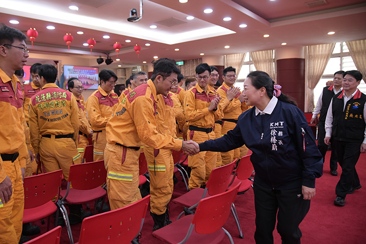 縣長徐榛蔚授旗勉勵花蓮縣消防局特種搜救大隊參