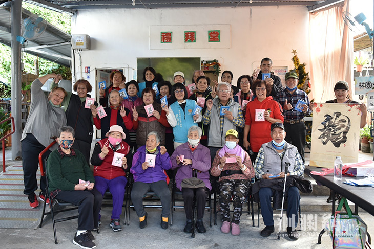 市公所年前訪視文健站長輩 溫馨贈送新年賀禮