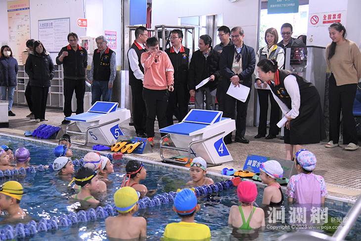 徐榛蔚視察中正國小室內溫水游泳池等校園環境與